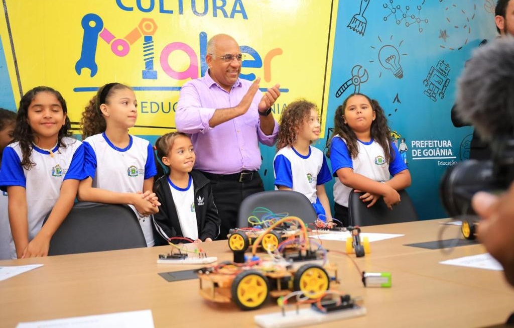 Rogério Cruz inaugura laboratórios de robótica em escolas de Goiânia