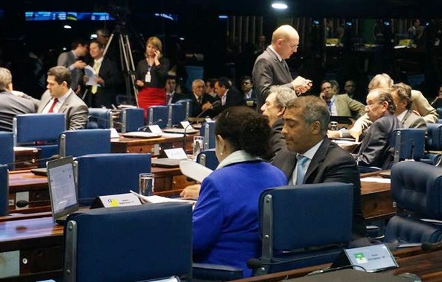 Romário protocola pedido de abertura de CPI da CBF no Senado