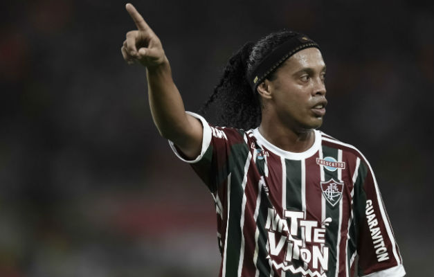 Ronaldinho admite aposentadoria: "Ainda não é definitivo, mas decidirei em breve"