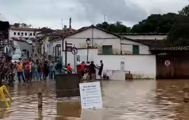 Rua do Lazer em Pirenópolis fica inundada após Rio das Almas transbordar