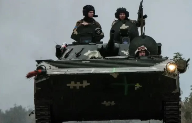 Rússia retira suas tropas de cidade-chave cercada pela Ucrânia