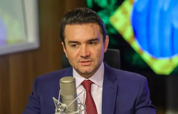 Sabino anuncia saída do União Brasil após suspensão das funções partidárias e embate com Caiado