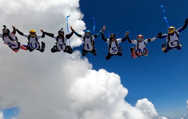Salto de paraquedas em Anápolis chama atenção para causa do autismo