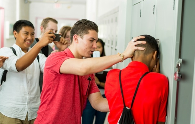 Sancionada lei que criminaliza bullying e eleva pena para ataques a escolas
