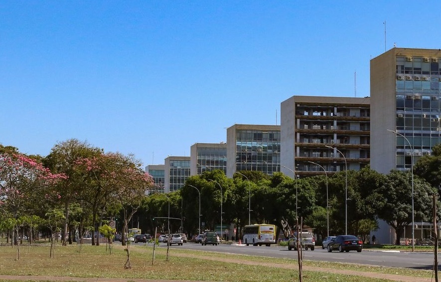 Sancionada lei que reajusta salários de servidores federais