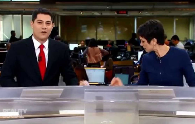 Sandra Annenberg deixa caneta cair no final do Jornal Hoje