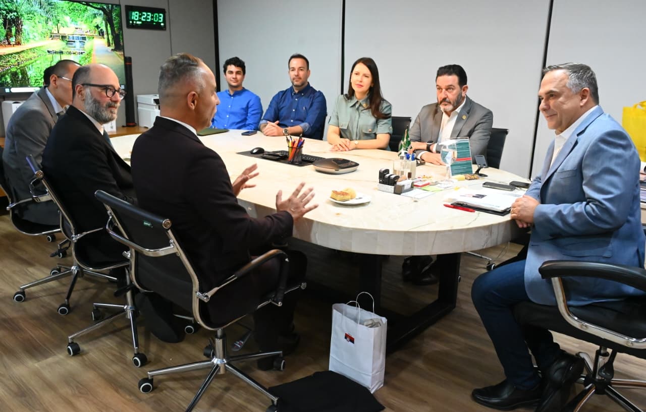 Sandro Mabel apresenta metronização de Goiânia para embaixador da Sérvia