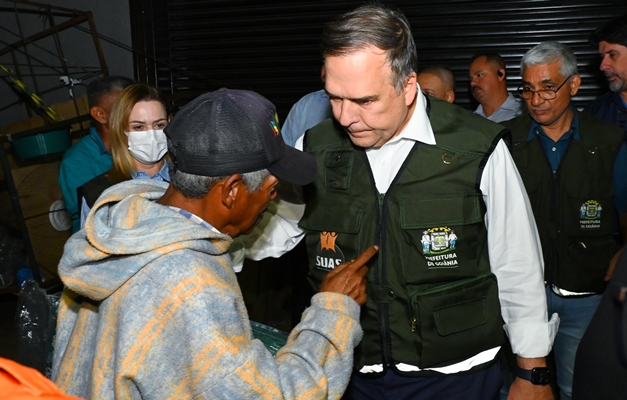 Sandro Mabel participa de entrega cobertores a pessoas em situação de rua