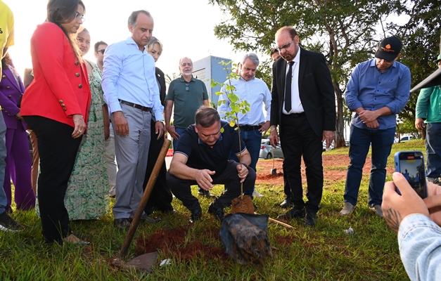 Sandro Mabel participa do plantio de 60 árvores no Dia do Meio Ambiente