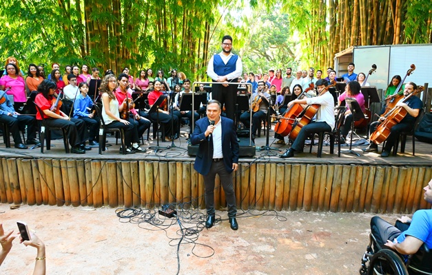 Sandro Mabel prestigia concerto do Dia das Mães no Parque Areião