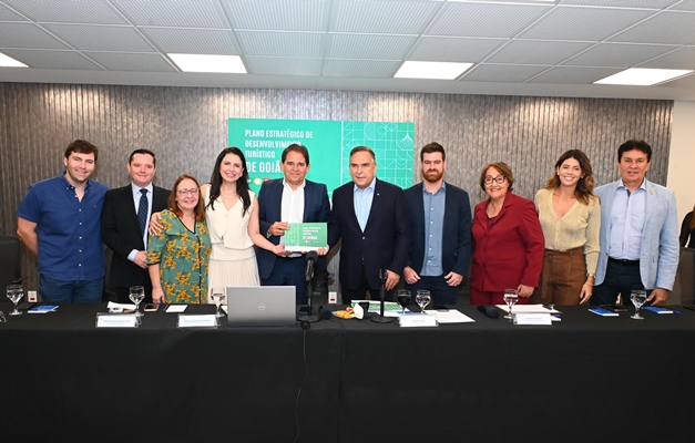 Sandro Mabel recebe Plano Estratégico do Turismo de Goiânia