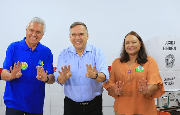 Sandro Mabel vota acompanhado de Ronaldo Caiado em Goiânia