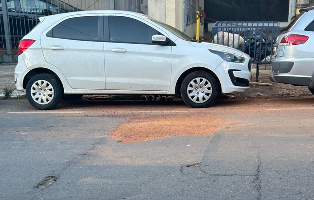 Saneago concerta buraco na Rua 94 em Goiânia