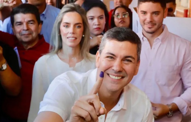 Santiago Peña é eleito presidente do Paraguai