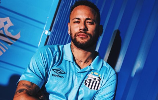 Santos homenageia Neymar com lançamento de camisa azul-turquesa