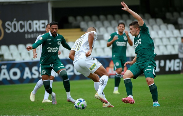 Santos vence o Goiás por 4 a 3 com pênalti nos acréscimos na Vila Belmiro