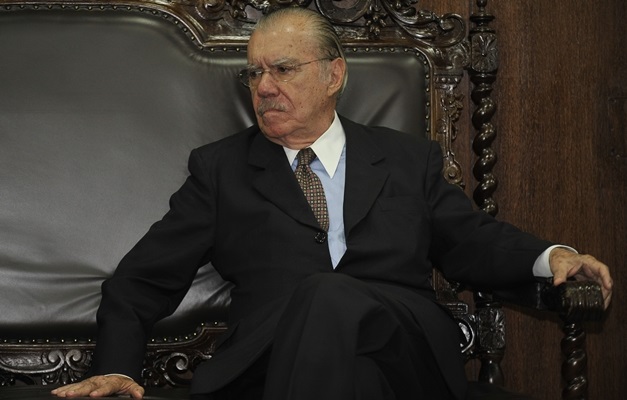 Sarney volta ao Maranhão e tenta retomar o poder