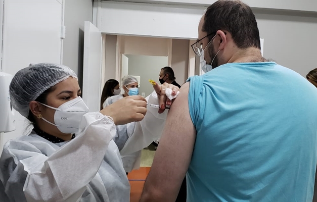 Saúde de Goiânia vacinará trabalhadores de laboratórios que testam covid-19