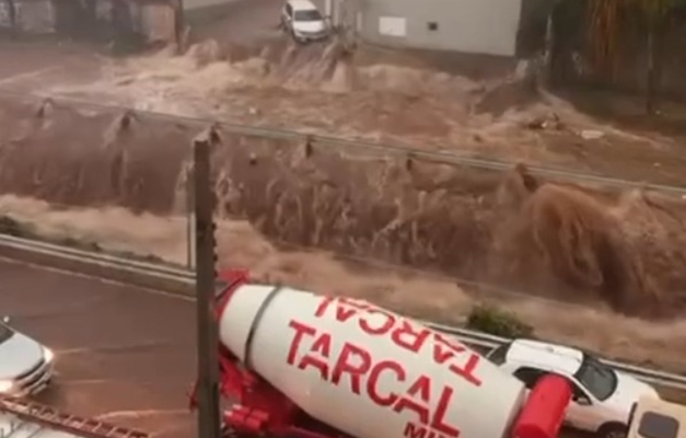 Secretaria de Trânsito interdita Marginal Botafogo após chuvas em Goiânia
