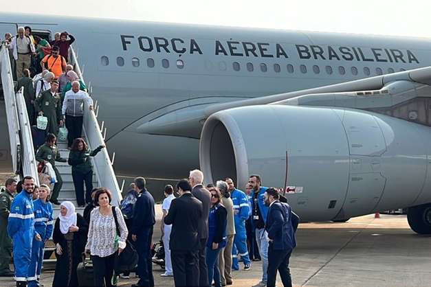 Segundo voo com brasileiros resgatados do Líbano pousa no Brasil