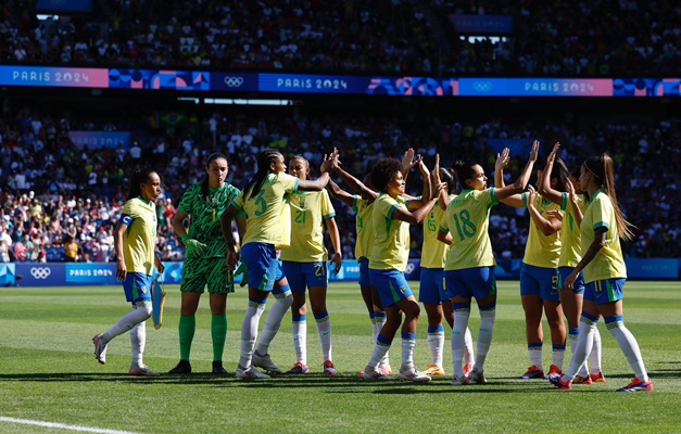 Seleção feminina de futebol cai diante dos EUA e fica com a prata em Paris