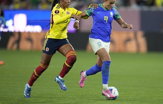 Seleção feminina de futebol vence e se classifica na Copa Ouro