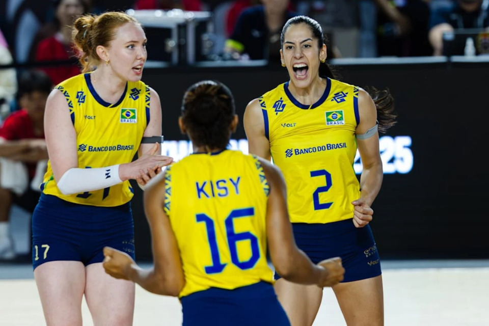 Seleção feminina sofre, mas bate França e vai às semifinais do Mundial de vôlei