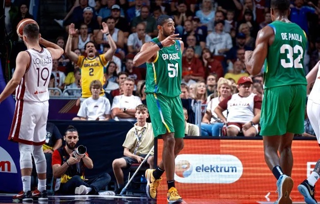 Seleção masculina de basquete vence Letônia e volta à Olimpíada após ausência em Tóquio