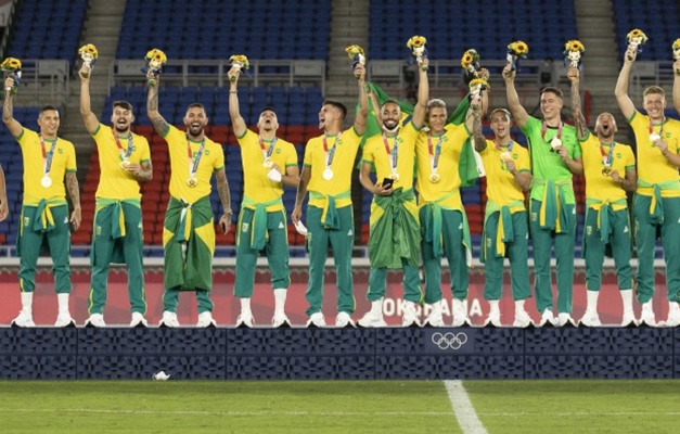 Sem agasalho no pódio, seleção quebra regra e cria atrito com patrocinador do COB