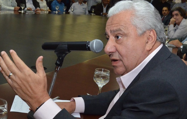 Sem espaço na chapa governista, Vilmar Rocha busca apoio de Caiado, diz site
