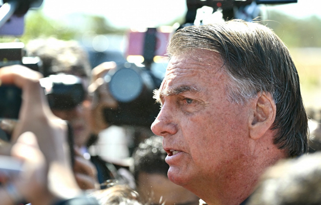 Sem passaporte, Bolsonaro diz que guardava US$ 14 em espécie para possível viagem
