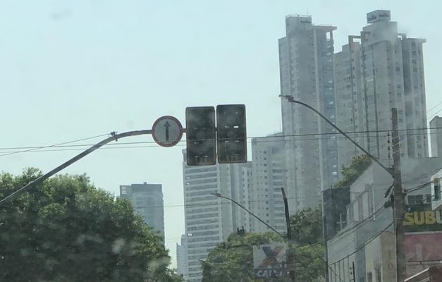 Semáforos desligados tumultuam trânsito na Avenida T-9 em Goiânia