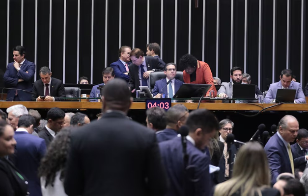 Senado aprova PEC que limita pagamentos de precatórios e socorre Estados e municípios