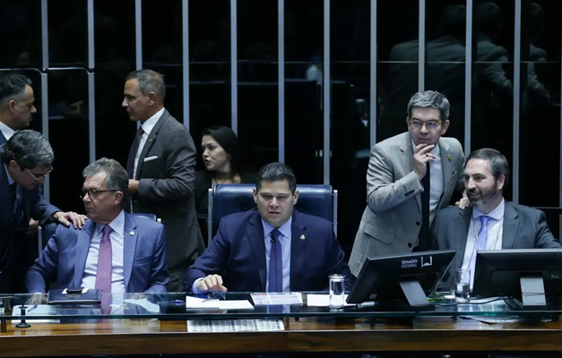 Senado aprova retirada de despesas com tarifaço do teto de gastos