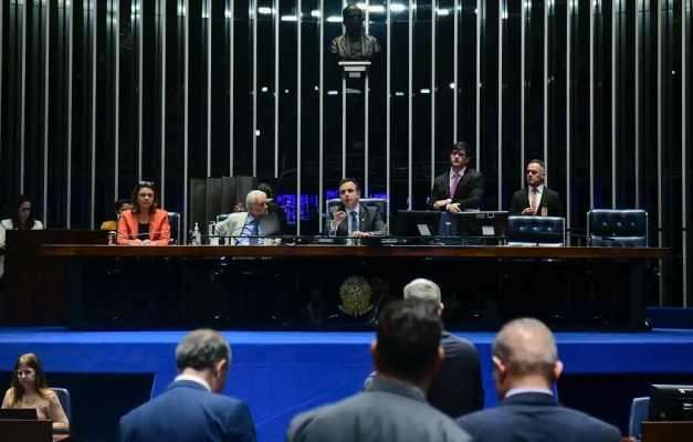 Senado aprova teto para salário mínimo e mudanças no BPC