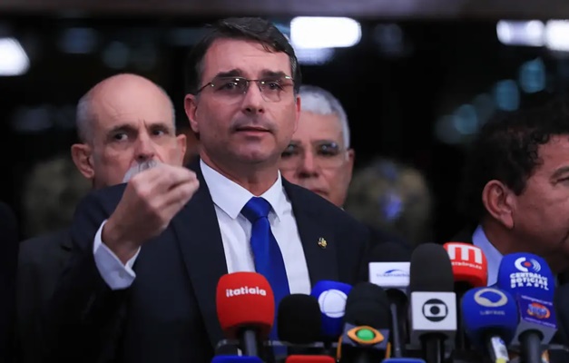 Senador Flávio critica Moraes após voto para condenar Bolsonaro