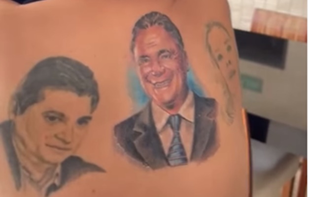 Senador Kajuru faz tatuagem de Alvaro Dias nas costas; veja o vídeo