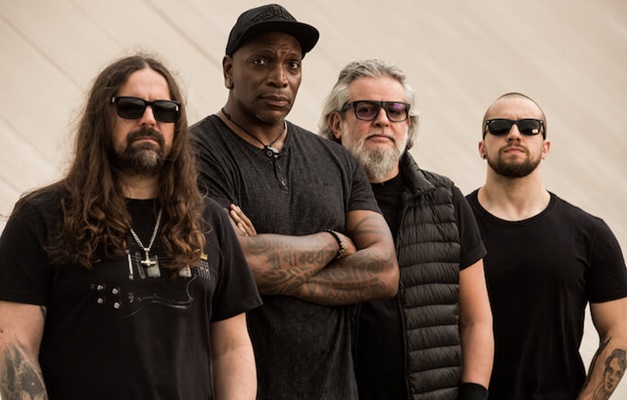 Sepultura se pronuncia após homem ser espancado em show da banda