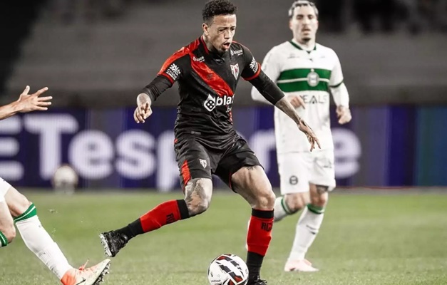 Série B: Atlético-GO perde para o Coritiba e se distancia do G4