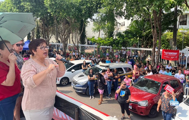 Servidores da rede municipal de Educação de Goiânia decidem manter greve 