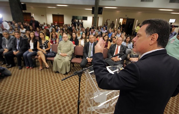 Servidores do Ipasgo terão progressão salarial, anuncia Marconi