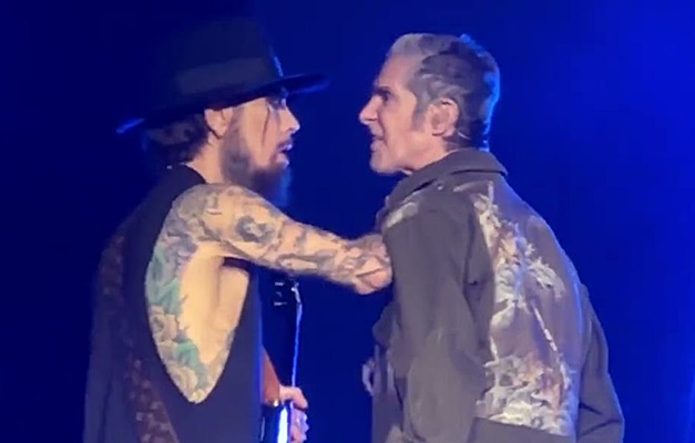 Show do Jane's Addiction é interrompido após briga com soco entre integrantes no palco