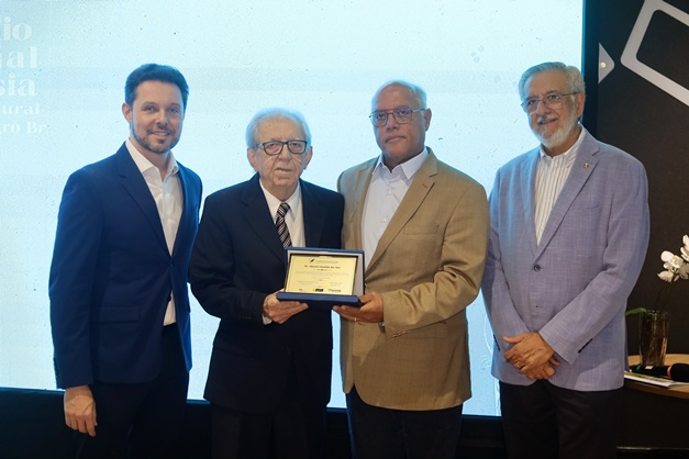 Sicoob UniCentro Br premia escritores em Prêmio Nacional de Poesia; veja 
