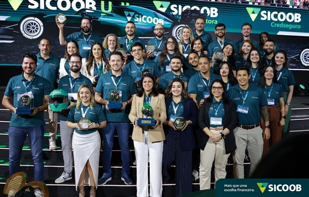 Sicoob UniCentro Br recebe onze premiações no Conecta Colmeia 