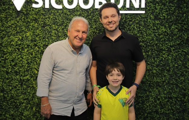 Sicoob UniCentro recebe Zico, ídolo do futebol brasileiro, para palestra