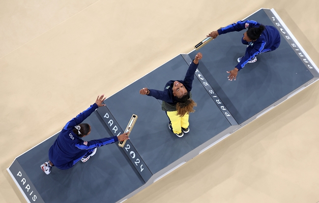 Simone Biles explica ideia de 'reverência' a Rebeca que gerou foto icônica em Paris