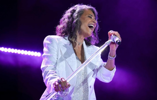 Simone faz show em Goiânia com repertório especial no Teatro Rio Vermelho