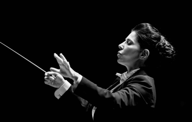 Sinfônica de Goiânia faz concerto gratuito com a maestrina Libi Lebel