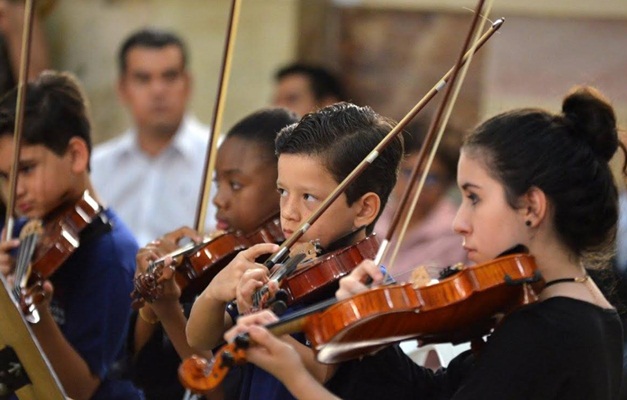 Sinfônica Jovem de Goiás faz concerto natalino com participação de crianças