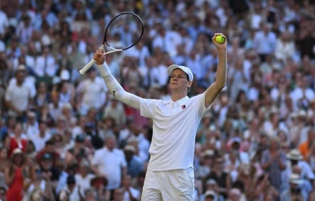 Sinner arrasa combalido Djokovic em Wimbledon e fará nova final com Alcaraz